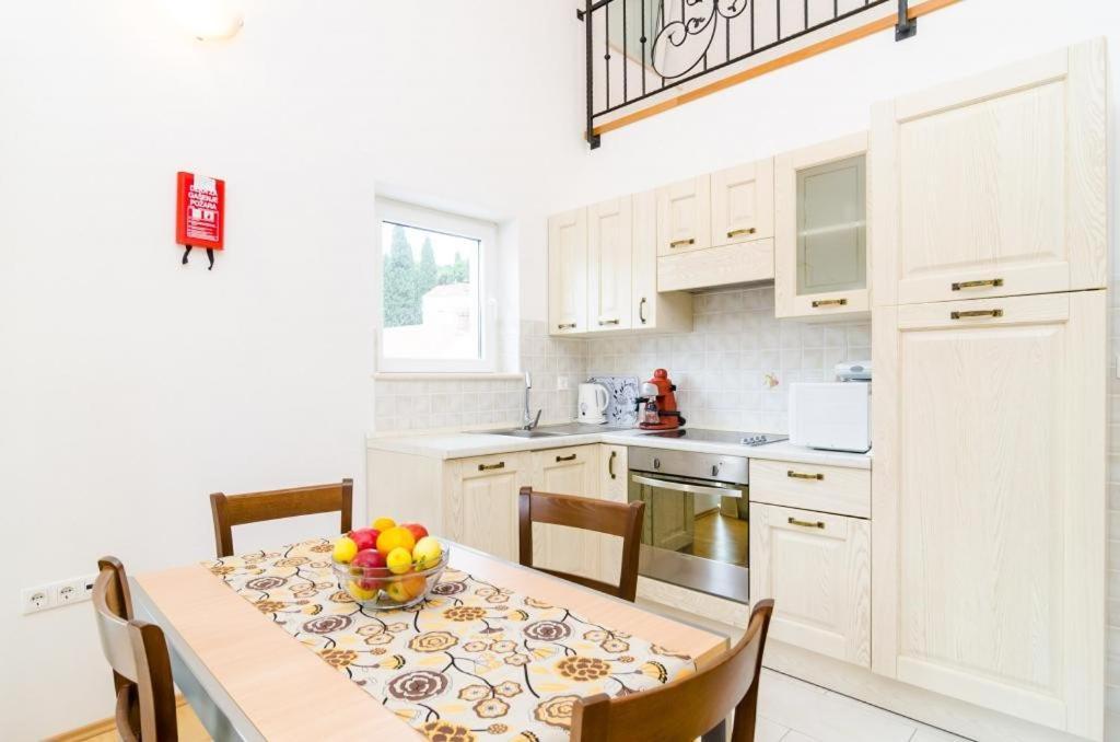 Nikola Apartment