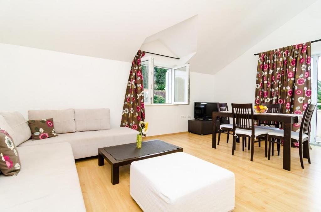 Nikola Apartment
