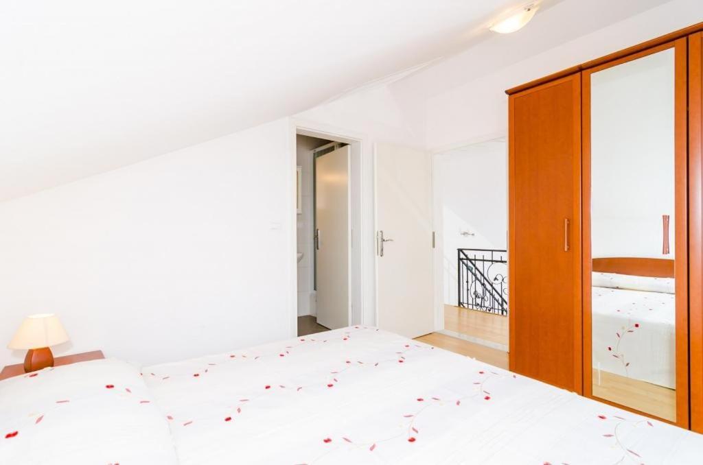 Nikola Apartment